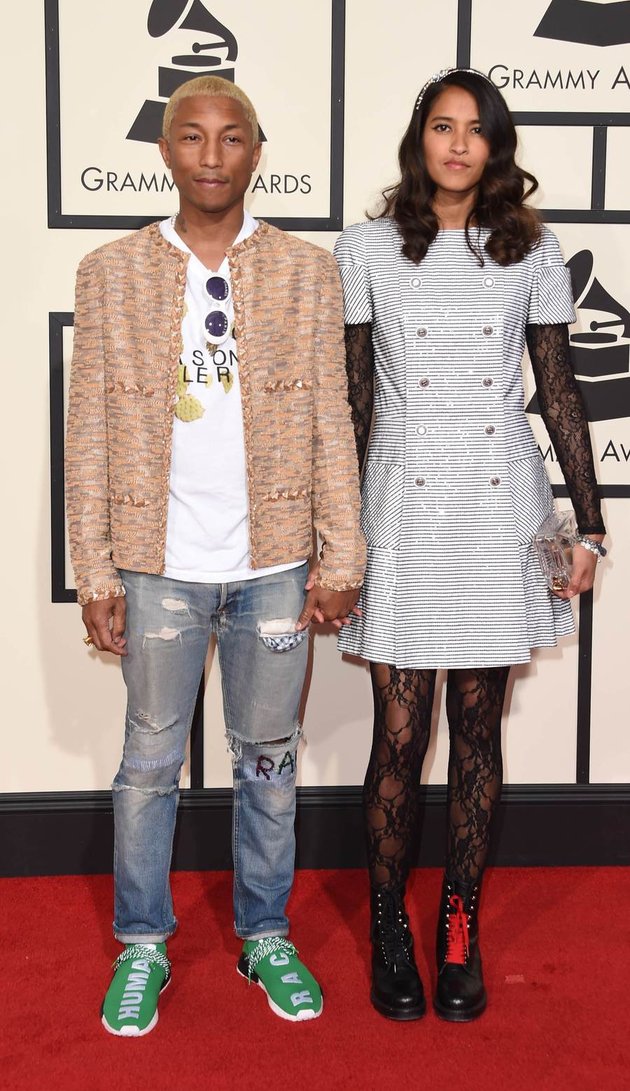 Youthful! Pharrell Williams ajak sang istri Helen Lasinchanh datang ke Grammy Awards 2016 dan kompak bergaya anak muda kekinian. Kece badai!