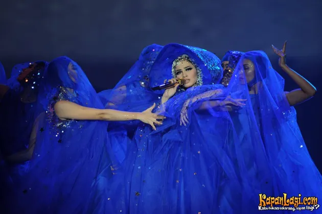 FOTO: Metamorfosa 15 Tahun Andien, Konser Sekaligus Parade Busana