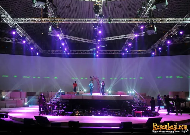 FOTO: Metamorfosa 15 Tahun Andien, Konser Sekaligus Parade Busana