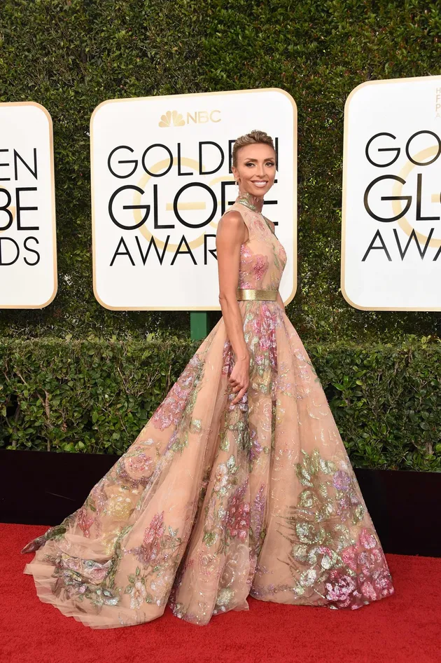 Presenter Giulliana Rancic hadir dengan gaun indah berwarna nude dengan detail bunga yang manis. Tidak berlebihan tapi tetap stunning!