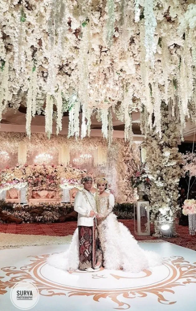 Kebahagiaan nampaknya tengah menyelimuti aktris cantik Sheza Idris. Pasalnya, pada hari Sabtu (12/8) kemarin ia telah resmi menjadi istri dari sosok pria bernama Surya Ibrahim.