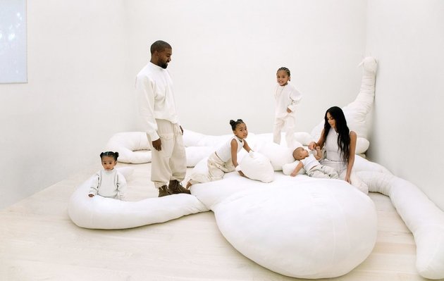 Seperti inilah potret kebersamaan Kanye West dan Kim Kardashian bersama anak-anak mereka di dalam rumahnya yang terletak di kawasan Hidden Hills, California.