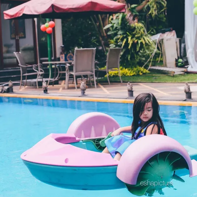 Tidak hanya jadi kolam renang biasa, Nia pun kadang menjadikan kolam ini sebagai tempat bermain untuk anak-anaknya. Mikhayla nampak bahagia karena bisa bermain perahu mini di kolam renang rumahnya.