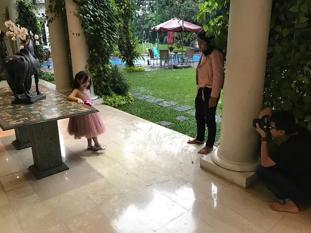Pada bagian luar rumah, pilar-pilar raksasa menjadi penopang. Kebun luas dengan rumput yang hijau asri membuat nuansa rumah menjadi segar.