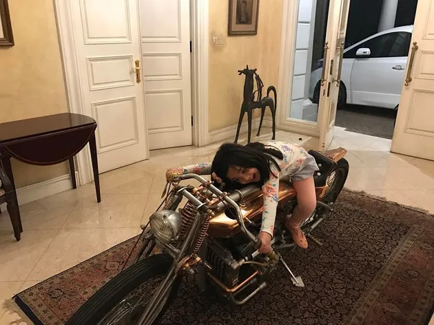 Saking luasnya ruang tamu di rumah Nia, sebuah motor antik milik Ardie pun dipajang di sini. Mikhayla kadang menaiki motor kesayangan ayahnya yang dipajang di atas karpet mewah.