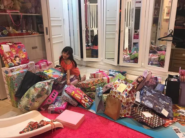 Beginilah suasana di kamar Mikhayla. Nia memposting foto ini kala putri sulungnya ulang tahun dan membuka kado di dalam kamarnya yang mewah.
