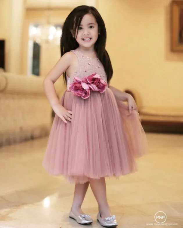 FOTO: Mikhayla, Putri Nia Ramadhani Bergaya Cantik Bak Model!