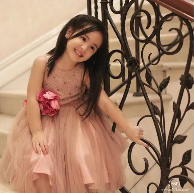 FOTO: Mikhayla, Putri Nia Ramadhani Bergaya Cantik Bak Model!