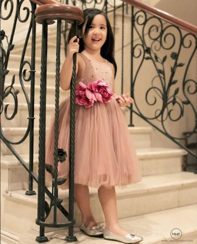 FOTO: Mikhayla, Putri Nia Ramadhani Bergaya Cantik Bak Model!