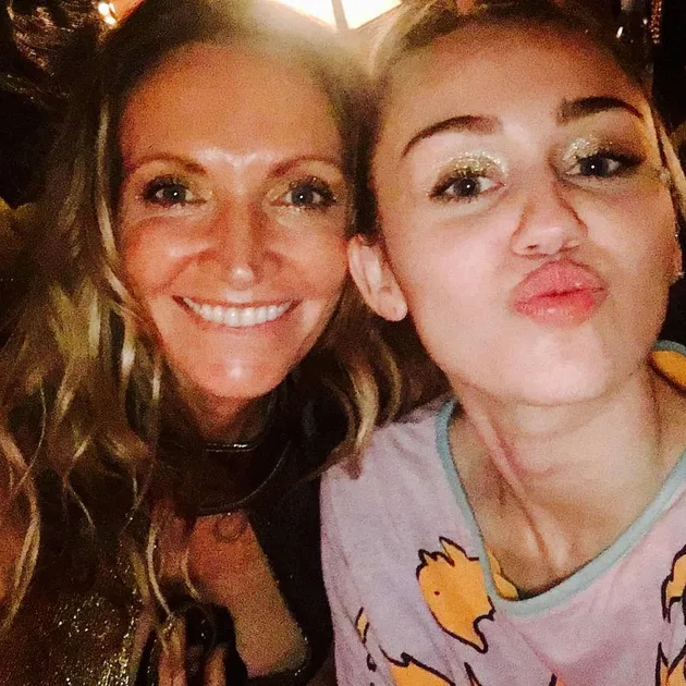 Kedekatan Miley Cyrus &amp; Elsa Pataky