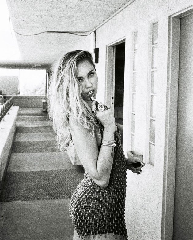 Seperti inilah gaya Miley Cyrus dalam photoshoot terbarunya bersama seorang fotografer handal bernama Alice Moitie.
