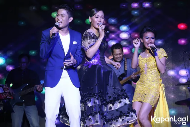 Esal (biru) dan Meivin (kuning) sukses menggelar mini konser yang sangat apik di Exodus, Kuningan.