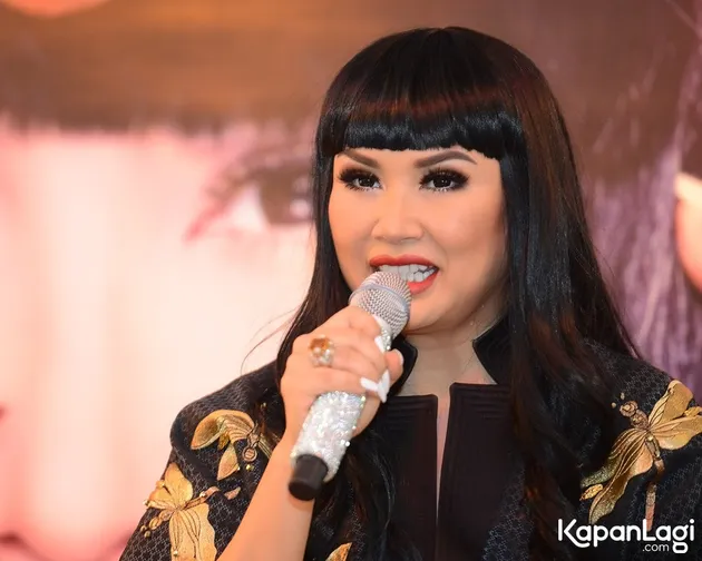 Dengan rambut berponi, bukankah gaya Titi DJ ini mirip dengan Katy Perry dalam klip 'Dark Horse'?