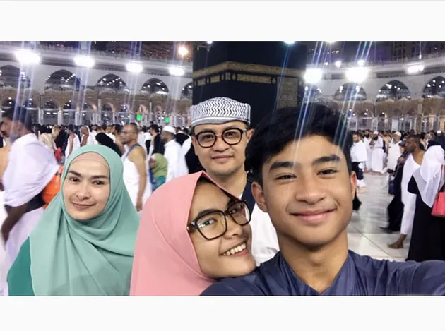 Keluarga Iis Dahlia Umrah