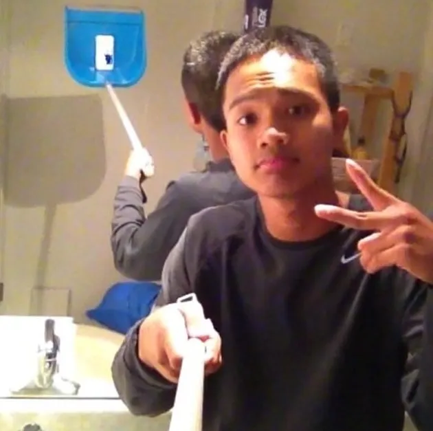 Momen Absurd Tongsis