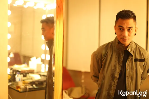 Sama seperti Pasha, Enda juga masih melayani beberapa foto untuk media yang setia meliput kegiatan mereka. Begini gaya keren Enda di depan vanity mirror sebelum beraksi di panggung.