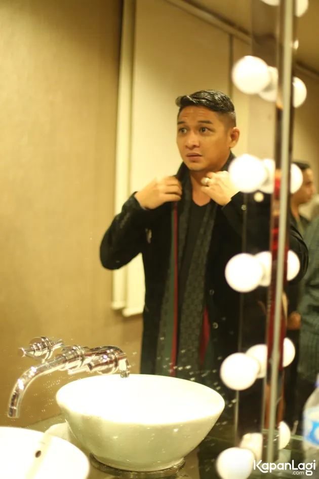 Pasha is back! Usai setahun vakum dan menyerahkan mic kepada Enda, wakil walikota Palu ini muncul demi perayaan spesial bersama Ungu Cliquers di Singapura. Pasha pun sibuk merapikan penampilannya sebelum naik ke atas panggung di depan vanity mirror ini.