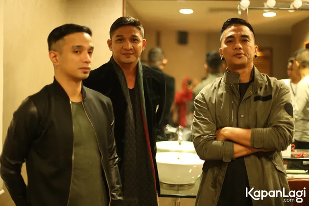 Mereka pun masih sangat ramah saat diminta berpose di menit-menit terakhir mereka manggung di Esplanade. Siapa personel favoritmu?