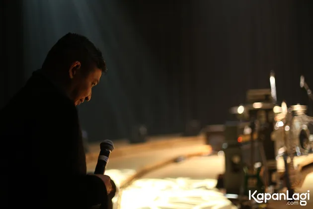 Sebelum manggung dan menyapa para fans, Pasha terlihat berjongkok sambil memegang mic. Apakah ia melakukan check sound untuk terakhir kalinya atau berdoa dan menepis kegugupannya?