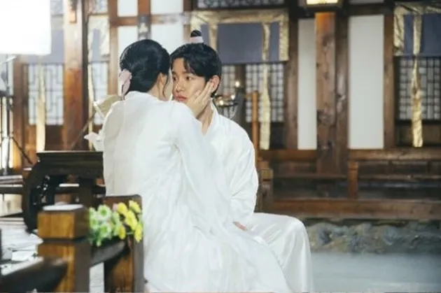 Baekyun Z.Hera Kiss scene