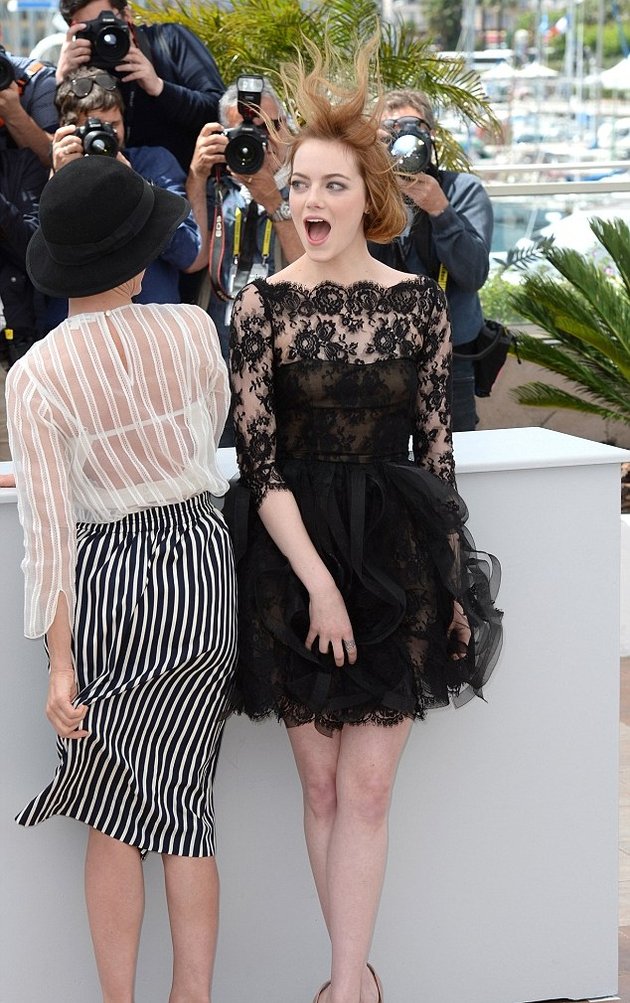 Momen saat Emma Stone berada di Cannes Film Festival ini bisa dibilang ikonik. Bukan hanya dressnya, rambut Emma juga berantakan gara-gara angin yang bertiup kencang.