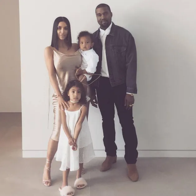 Kim Kardashian Rayakan Paskah