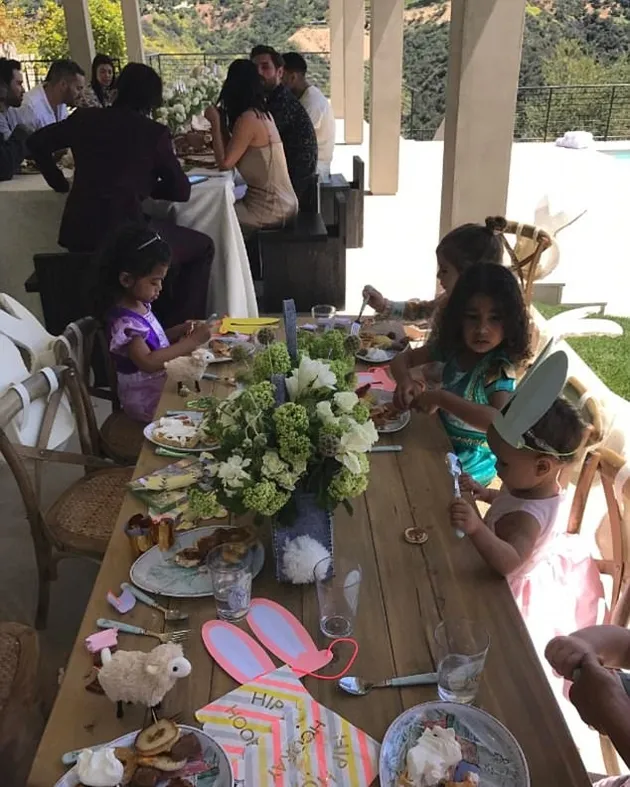Kim Kardashian Rayakan Paskah