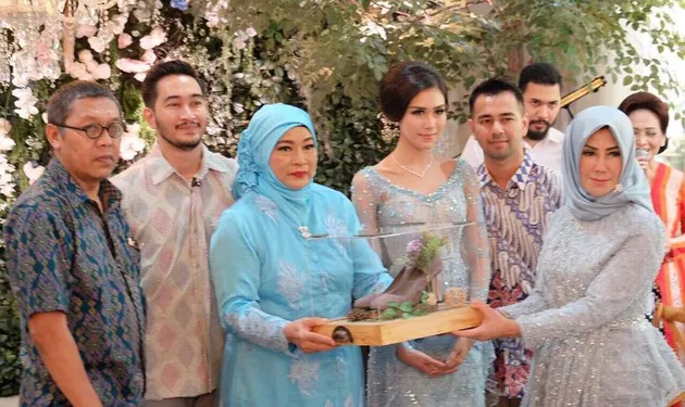 FOTO Momen Sungkem - Pakai Cincin di Acara Lamaran Syahnaz ...