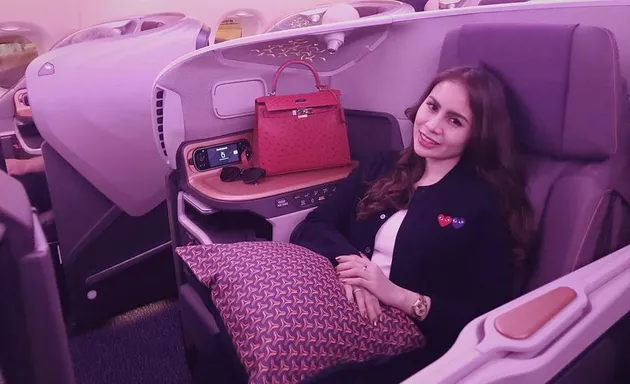Momo Geisha Liburan ke London