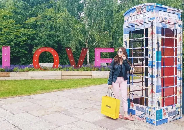 Momo Geisha Liburan ke London