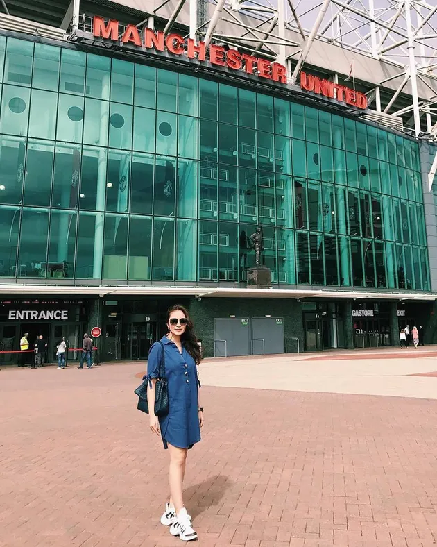 Momo Geisha Liburan ke London