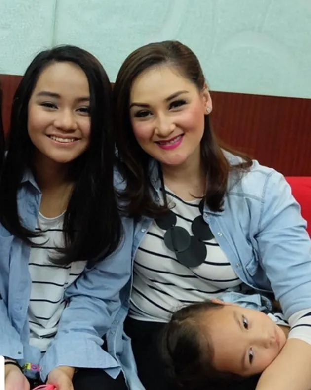 Mona Ratuliu dan putrinya