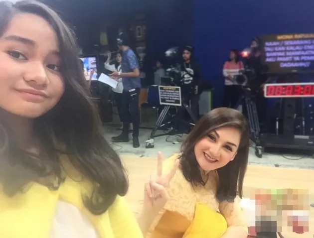 Mona Ratuliu dan putrinya