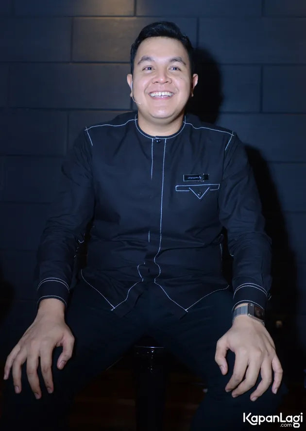 Tentunya 'Pamit', lagu yang paling awal dikeluarkan oleh Tulus menjadi single utama dalam album ini. Tulus menyajikan lirik yang lebih spesifik dan eksplorasi-eksplorasi musik berbeda dengan album sebelumnya.