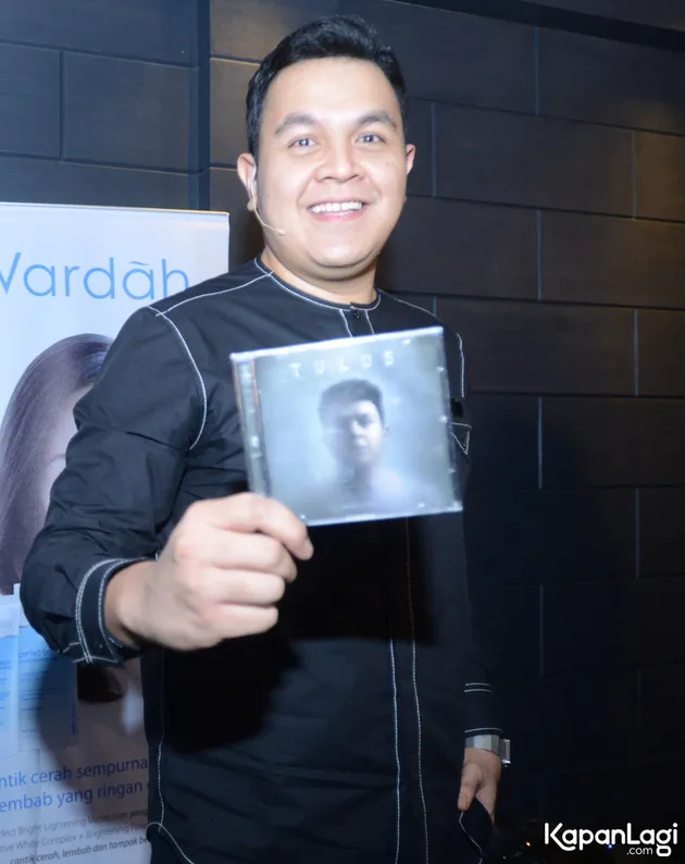Untuk makna 'MONOKROM', secara pribadi Tulus menjelaskan bahwa ini masih berkaitan dengan hobi fotografinya. Bukan sekedar foto warna hitam putih saja ada memori yang terekam pada tiap jepretan.