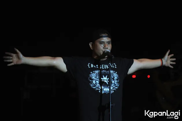 Sebagai lagu pembuka, Fadly CS mengcover lagu 'Kolam Susu' yang legendaris.