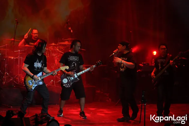 Pada satu kesempatan, Fadly mengundang gitaris kondang, Stevie Item untuk naik panggung dan berkolaborasi.
