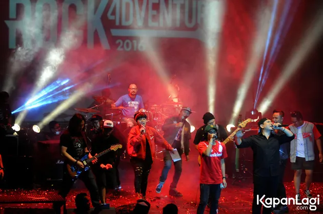 Setelah NTRL menggebrak Ballroom Ashton Hotel, venue Supermusic.id Rock Adventure 2016, ganti Fadly CS yang naik panggung dan menghibur para pecinta musik di Cirebon.