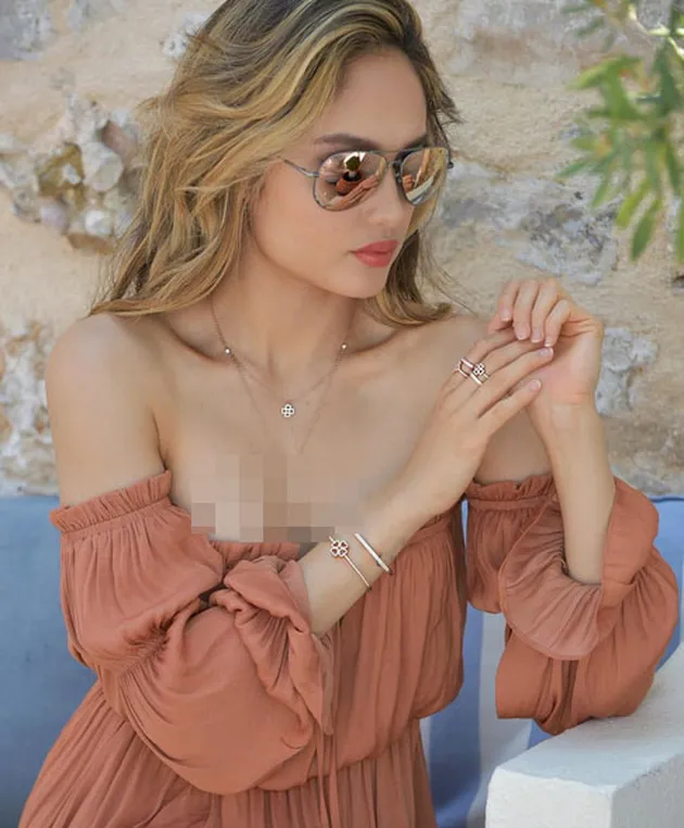 Liburan Cinta Laura di Yunani