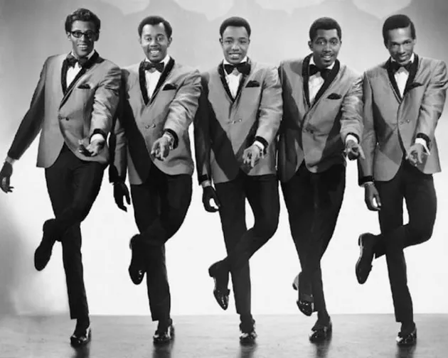 The Temptations
Grup yang dikenal sukses di bawah Motown Records pada tahun 1960-an ini ternyata memiliki seorang member yang mengalami gangguan kesehatan fisik dan mental. Paul Williams menderita anemia sel sabit. Karena menderita penyakit ini, Paul harus membawa tabung oksigen kemanapun dia pergi.