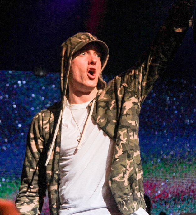 Eminem sangat kecewa sekali dengan albumnya yang berjudul 'ENCORE'. Dalam rilisan tahun 2004 silam, sang rapper cukup menyesal menyelesaikan album ini saat sedang kecanduan untuk mengkonsumsi narkoba.
