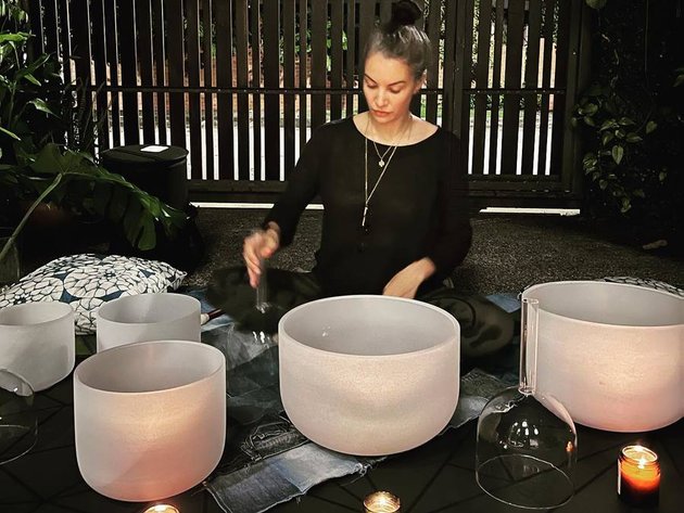 Nadya Hutagalung's Photo Living in the Countryside and Becoming a Sound Meditation Expert for Healing