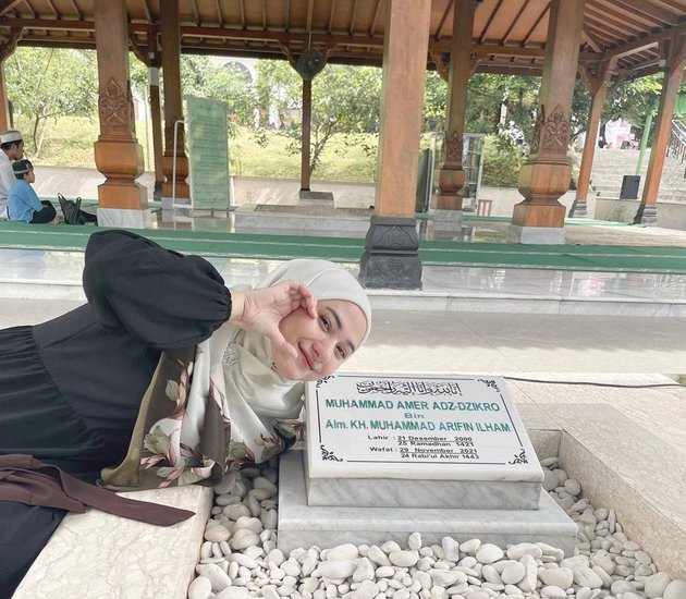 Photos of Nadzira Shafa, the Late Ameer Azzikra's Wife, Who is Now Happier and Smiling at Her Husband's Grave