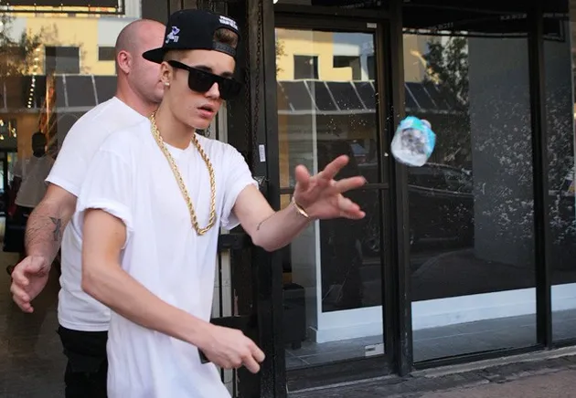 Justin Bieber vs Paparazzi