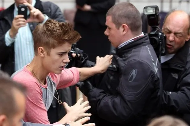 Justin Bieber vs Paparazzi