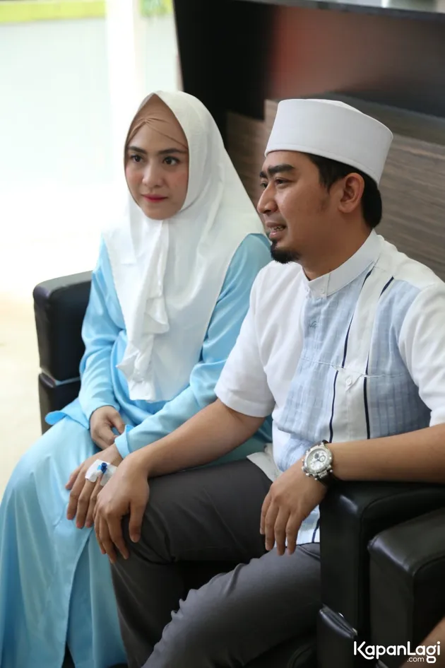 Ustaz Solmed - April Jasmine