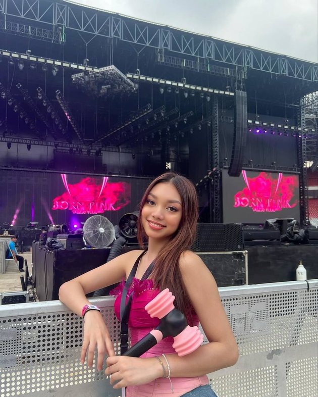 Penampilan Naura saat sedang menonton konser BLACKPINK bersama dengan sang adik, Neona. Ia pun memakai warna pink dan hitam biar matching dengan BLACKPINK.