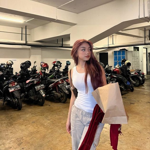 Salah satu netizen lalu reply kalau dia merasa aneh melihat Naura sering banget pamer ketiak alias pakai tank top atau dress tanpa lengan.