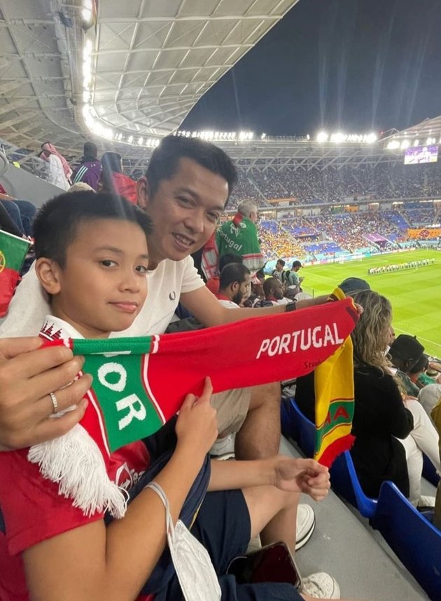 Photo of Nayottama, Taufik Hidayat's Son, Watching the World Cup in Qatar, Very Handsome and Promising Since Childhood