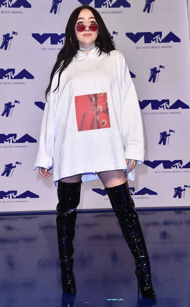 Yang pertama ada Noah Cyrus. Cewek satu ini membuktikan bahwa less is more. Dengan tampilan ala Yoko Ono, Noah hanya mengenakan sweatshirt oversized dipadu dengan high boots. Bagaimana menurut kalian?